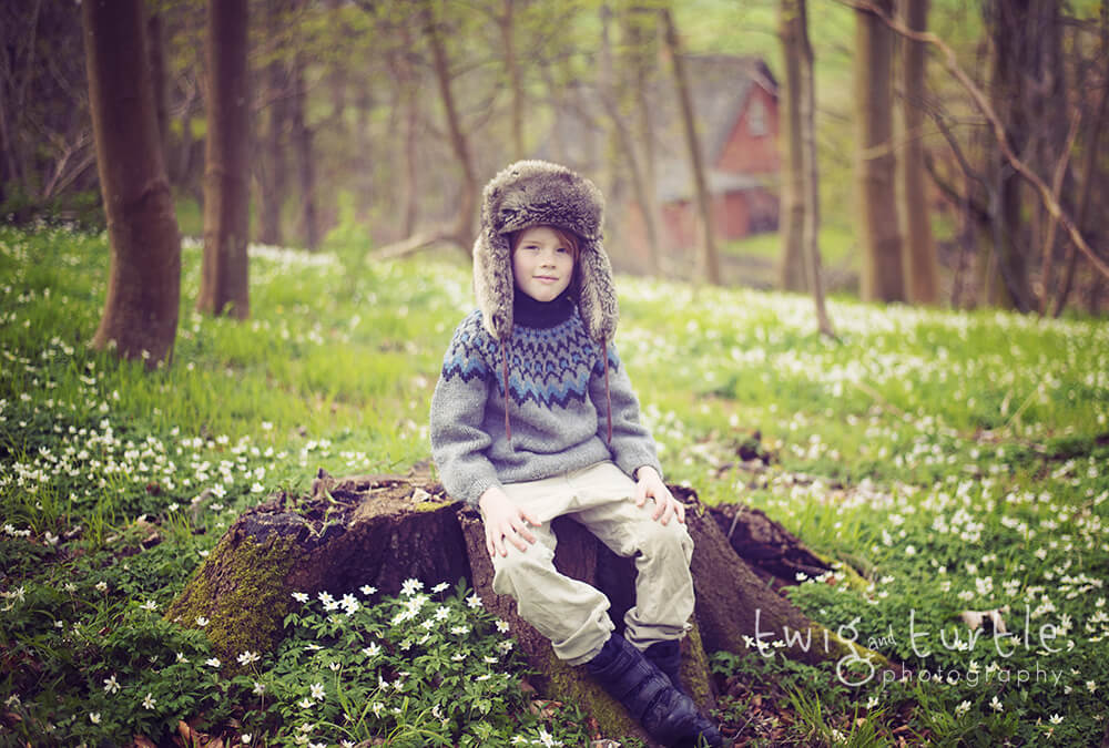 Vesterskov, Glumsø, Denmark, anemones, forest, spring, flowers, blomster, skov, Hvid Anemone, anemoner, boy in fur hat, boy in scandnavian sweater, 